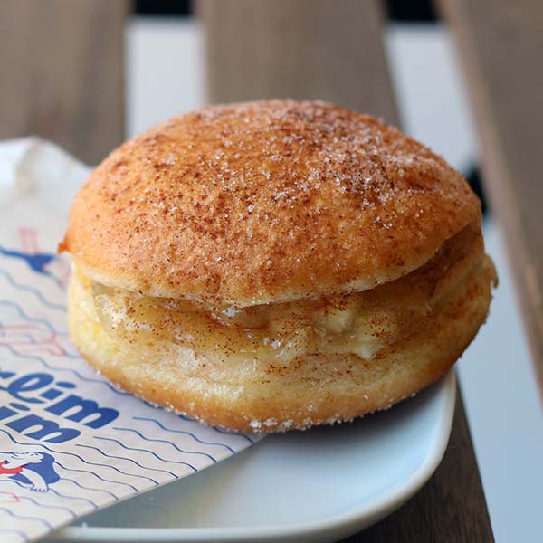 Bola de berlim de Maçã polvilhada com canela