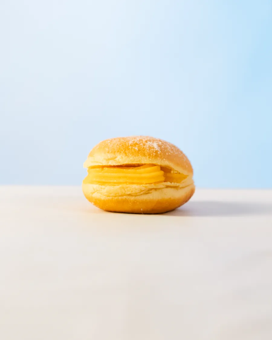 Bola de berlim com creme tradicional
