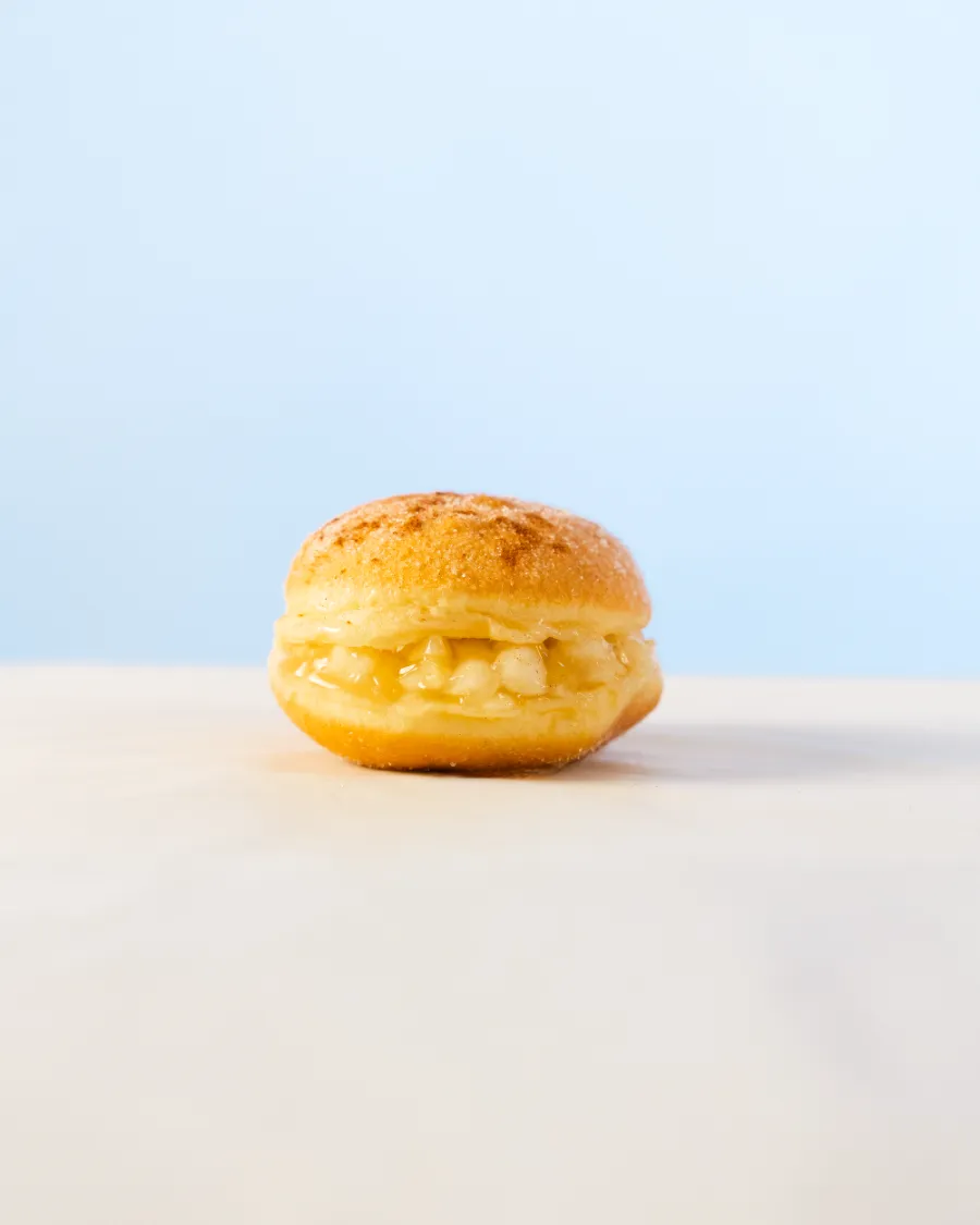 Bola de berlim de Maçã polvilhada com canela