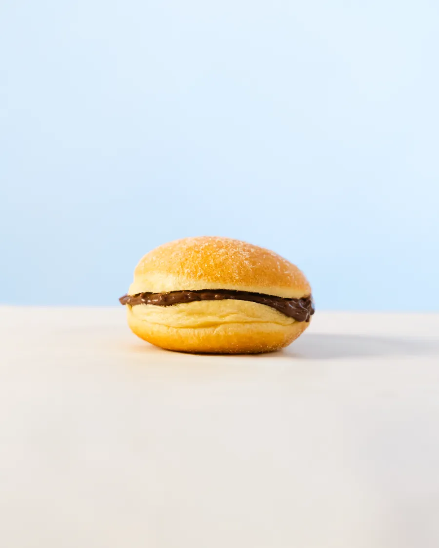 bola de berlim com chocolate com batata palha